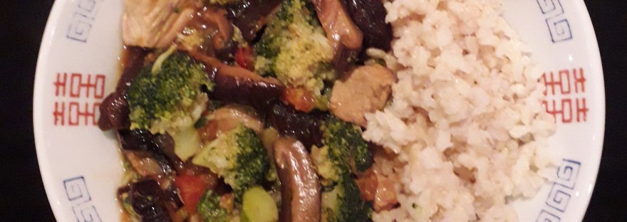Wok met shiitake, varkensvlees, broccoli, tomaat, gember en rijst - recept