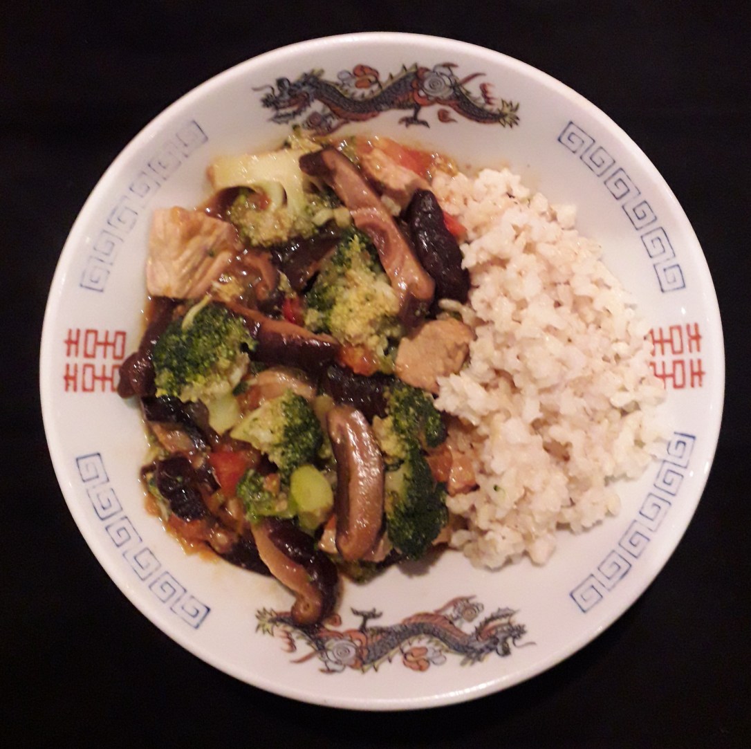 Wok met shiitake, varkensvlees, broccoli, tomaat, gember en&nbsp;rijst