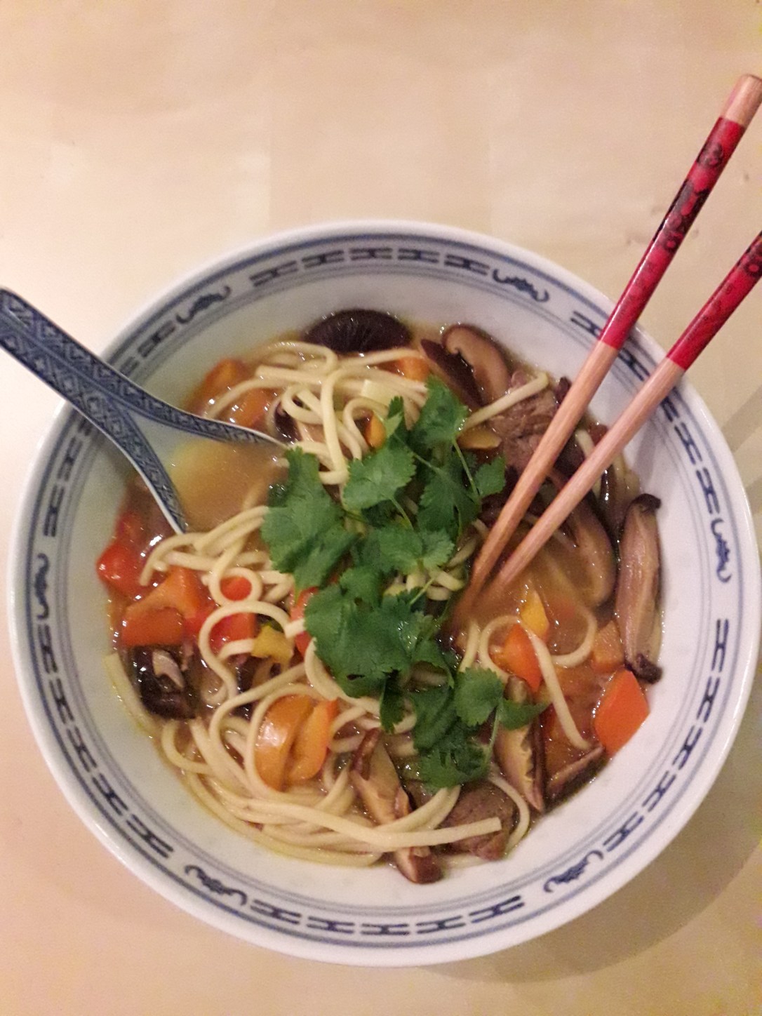 Antivirale noedelsoep met rundvlees, shiitake, gember en&nbsp;koriander