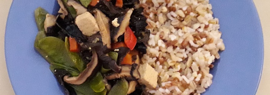 Vegetarische wok met tofu, peultjes, shiitake en wolkenoortjes - recept