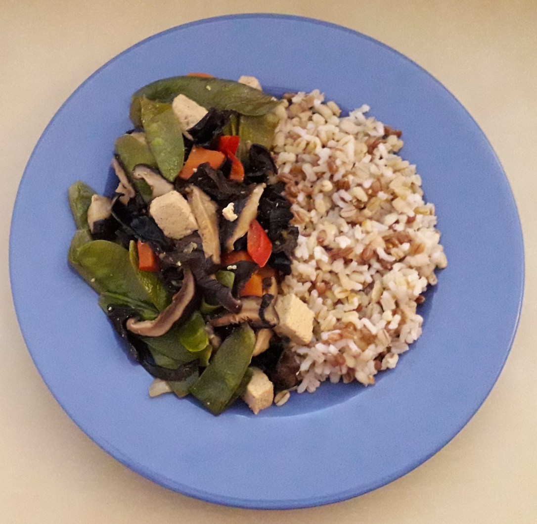 Vegetarische wok met tofoe, peultjes, shiitake en&nbsp;wolkenoor