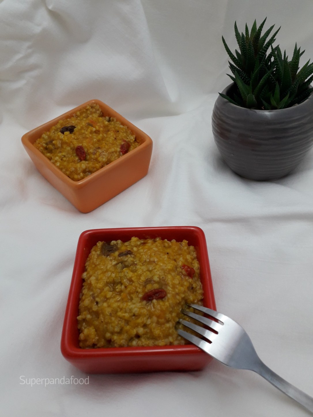 Verwarmend glutenvrij ontbijt met gierst, pompoen en&nbsp;gojibessen