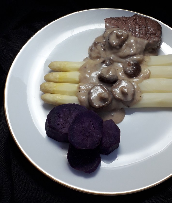 Asperges met shiitake, paarse zoete aardappel, steak en lactosevrije roomsaus