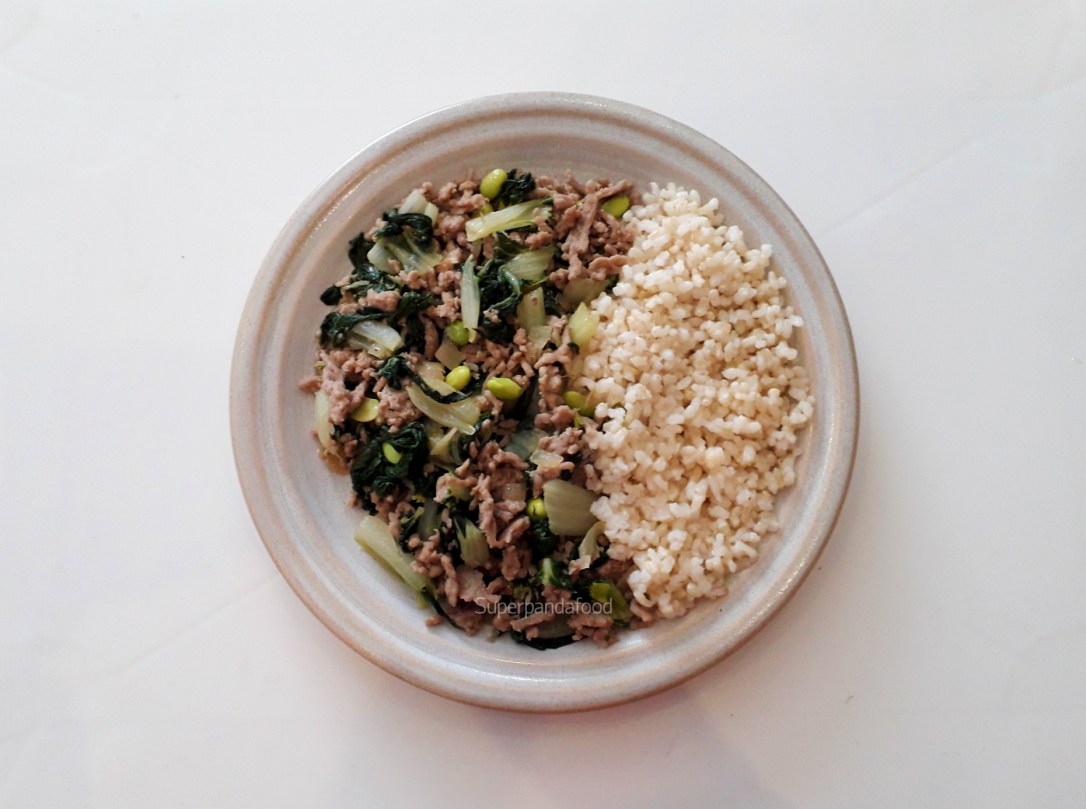 Oosterse 5-elementen gehaktschotel met paksoi en edamame