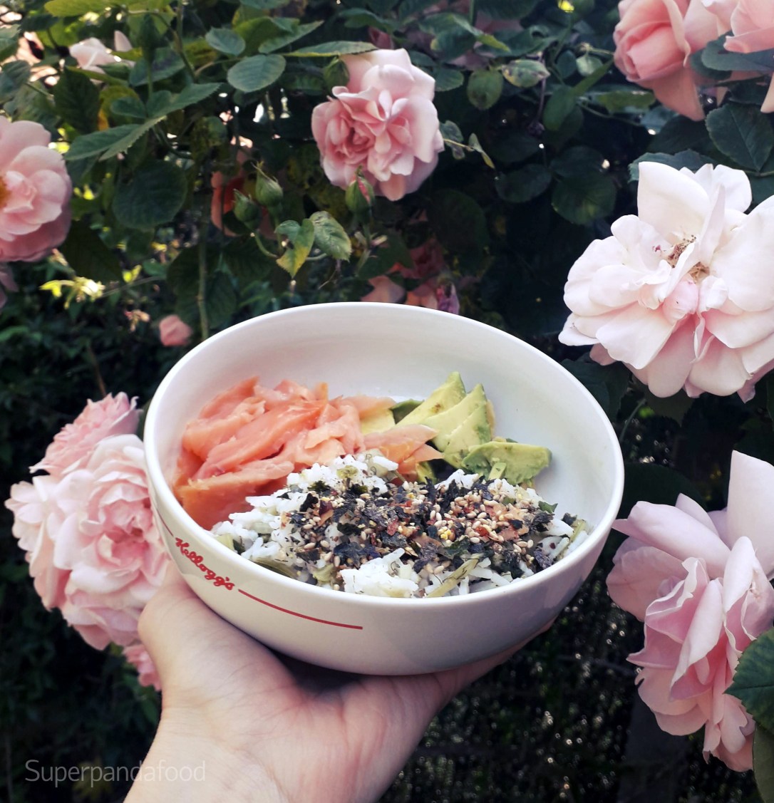 Sushi bowl met venkelrijst, gerookte zalm en furikake-rijstkruiden
