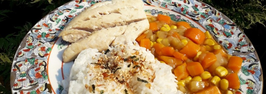 Koolvis met wortel, courgette, maïs, rijst en furikake - verkoelende voeding tijdens hittegolf