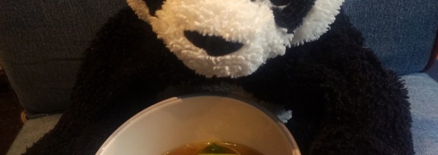 Soep met rijstnoedels, lente-ui en gember bestrijdt verkoudheid