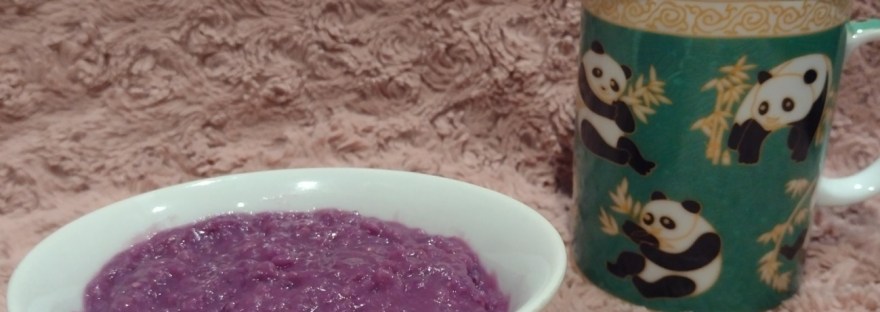 pudding met paarse yam, rijstvlokken en kaneel